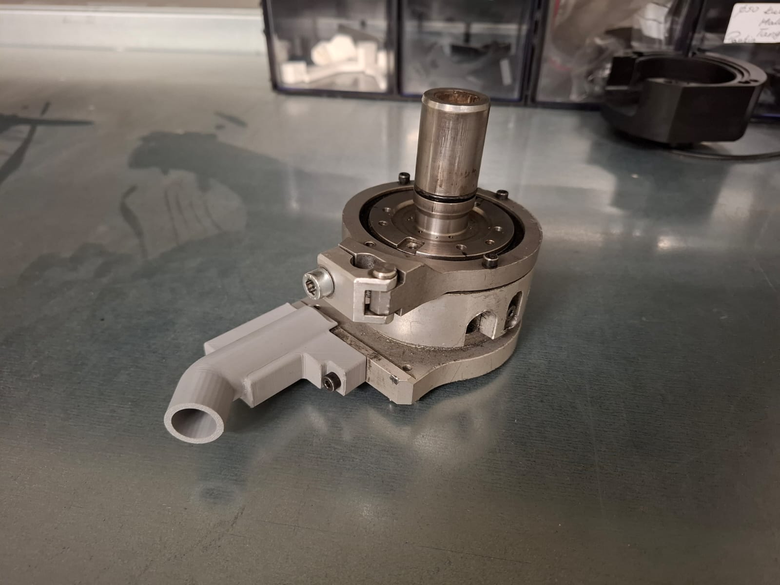 Adapter do transferu próżniowego zamontowany na uchwycie obrabiarki
